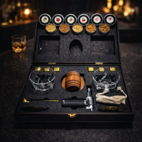 Подарунковий набір для віскі з деревяним смокером Moltis — 2 келихи Quadro, металеві охолоджувальні кубики та набір тріски