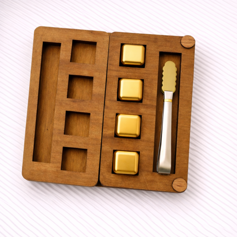 Подарунковий набір для віскі Moltis Relax – 4 золоті металеві кубики в дерев’яній коробці (WS-10702)