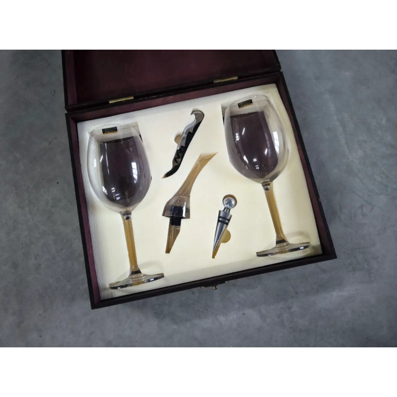 Винний подарунковий набір Moltis – 2 келихи з відкривачкою, аератором і пробкою 10120